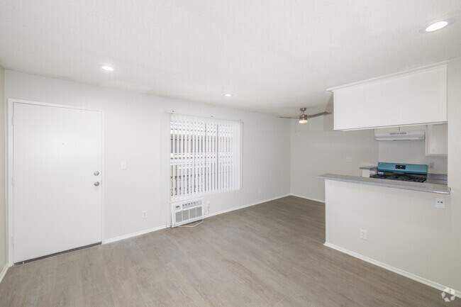 1BR, 1BA - 520SF - Living Room
