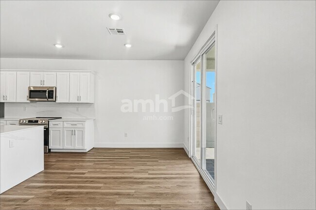 Photo - 9579 Marchmont Rd