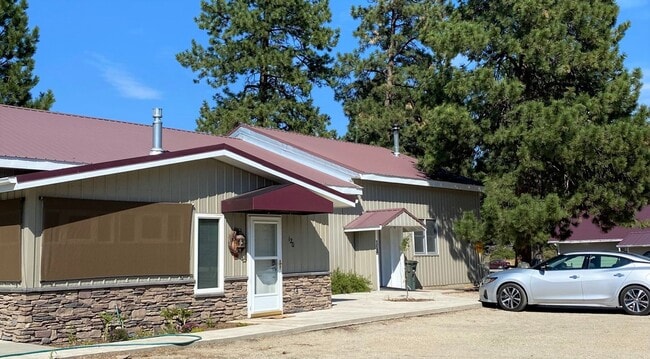 Building Photo - 2 bed 1 bath Duplex in South Hamilton with Large Shop