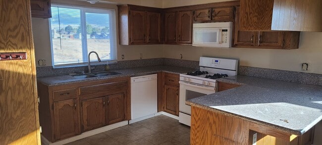 Photo - 3 Bedroom/ 2 bath Home in Town.