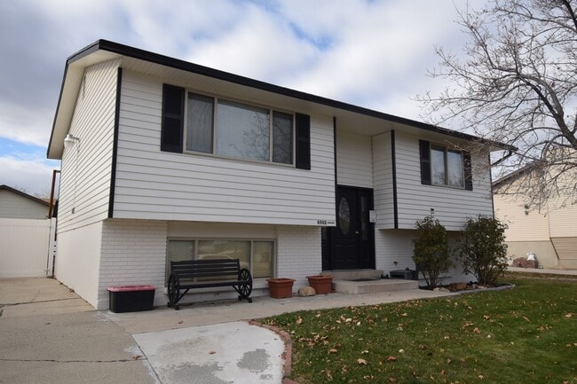 Building Photo - Charming West Jordan 4 Bed with Open Layout and Spacious Primary!!