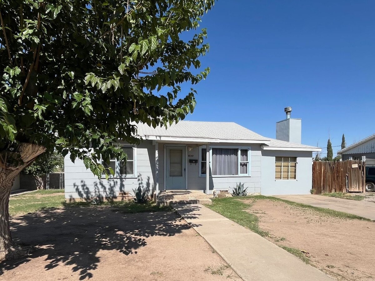 Charming 2 Bedroom 1 Bath with Large Backyard - Charming 2 Bedroom 1 Bath with Large Backyard House