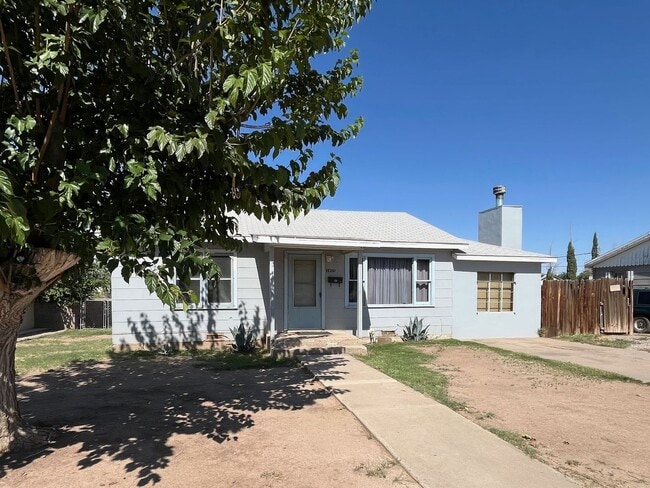Building Photo - Charming 2 Bedroom 1 Bath with Large Backyard Rental