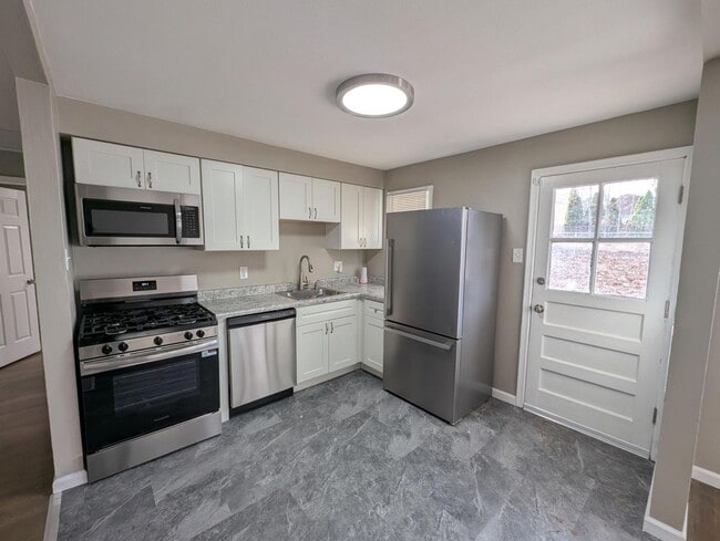 Building Photo - House on Hedge