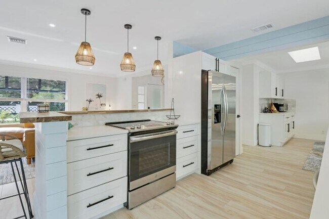 Photo - 9 W Riverside Dr