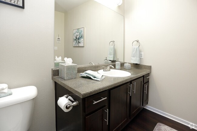 2BR, 2BA - 1033 SF