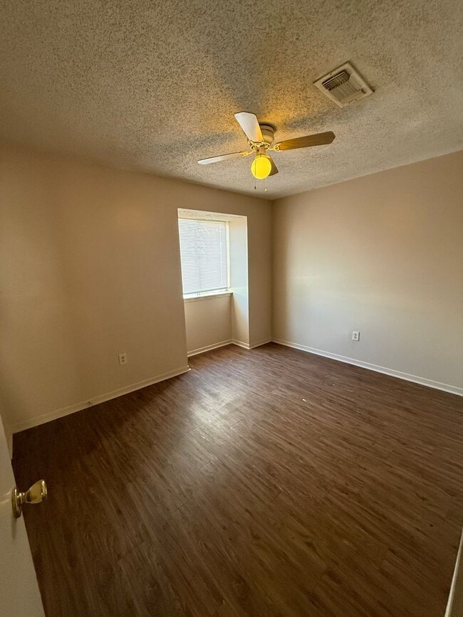 Photo - 2BD 1.5BA TOWNHOUSE WITH WATER INCLUDED