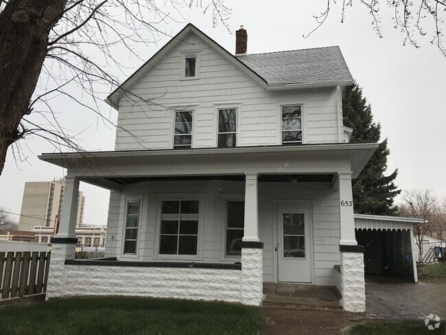 Building Photo - Large 3bd/1.5 bath Single Family Home Minu...
