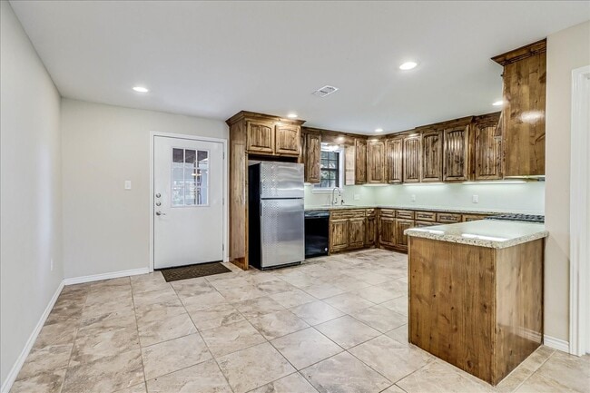 Photo - 2111 E Lott Ave