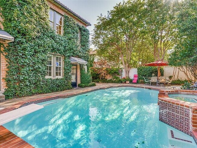 Photo - "Charming 3-Bedroom Home on University Blvd – Spacious 2402 Sq Ft with 2 Full Baths in Prime Univ...