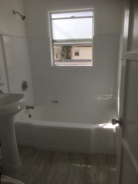 Photo - 4261 1/2 Garthwaite Ave Unidad 4261 1/2
