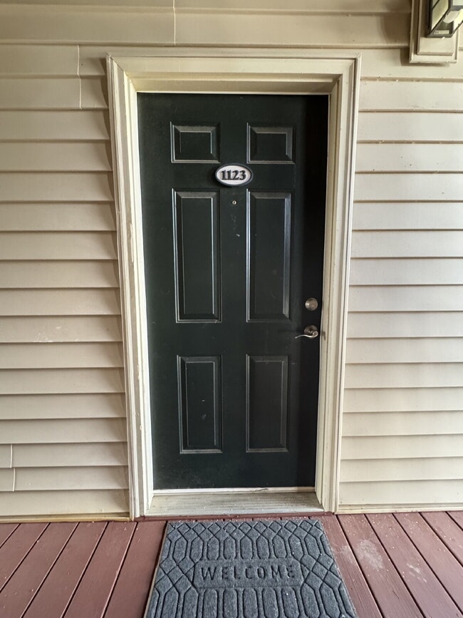 Building Photo - 3 bed 3 bath student and family housing ap... Rental