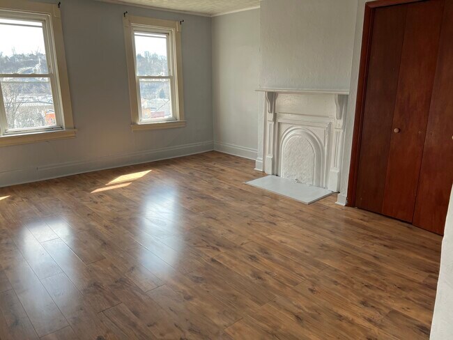 Interior Pic - Bedroom - 518 Logan St Unidad 518