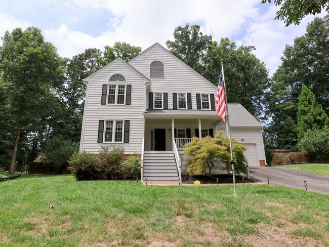 Building Photo - Spacious 4-Bedroom with Fenced Yard, Deck,... Rental