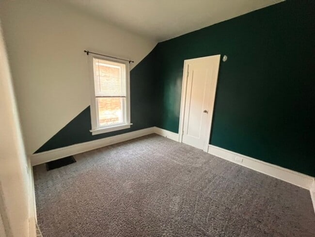 Photo - 3 bed 1 bath Rock Island Home!