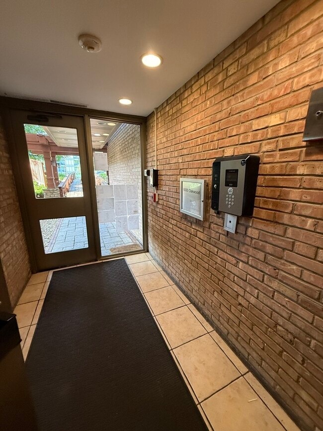 Photo - 6000 Oakwood Dr