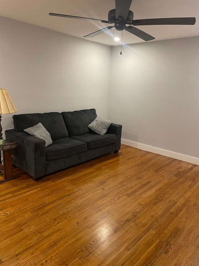 Photo - Knoxville 37914 - Adorable 2 bedroom, 1 bath home - Contact Lisa Vineyard and Shannon Russell (86...