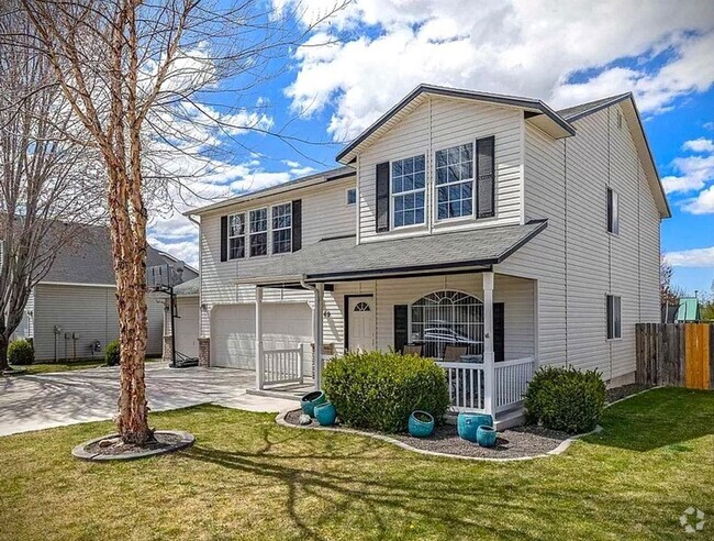 Building Photo - Spacious 4 bed 2.5 bath just off Amity and... Rental