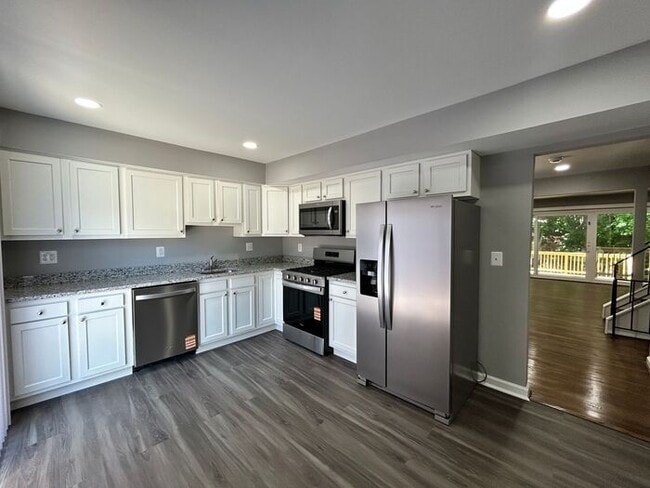 Building Photo - 3 Bedrooms 3.5 Bathrooms Townhome
