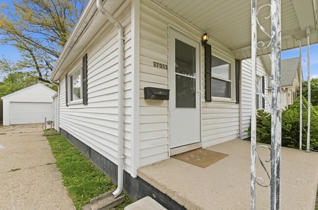 Photo - 27033 Brush St