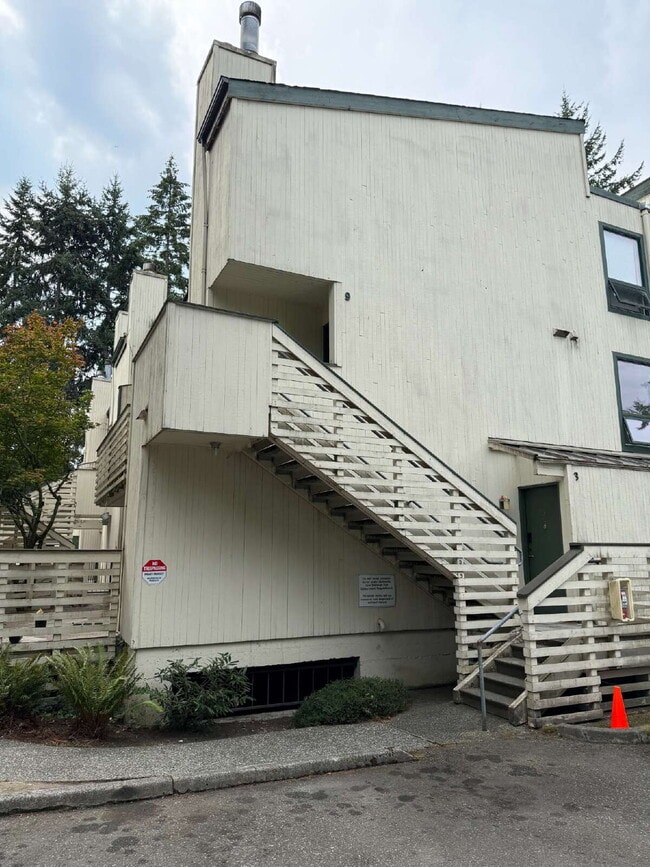 Building Photo - Fully Remodeled Bellevue Condo Available Now! Unit #B8