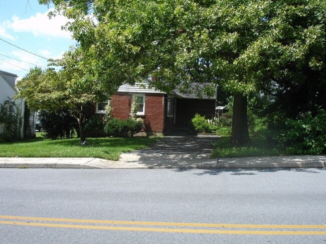 Photo - 1139 High St House