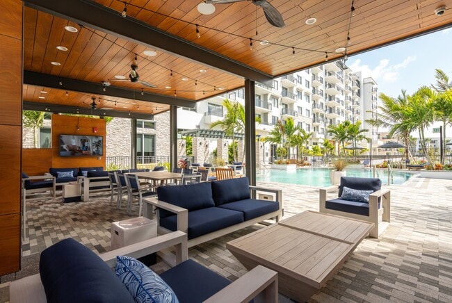 Comedor de la piscina - Overture Doral 55+ Active Adult Apartment ...