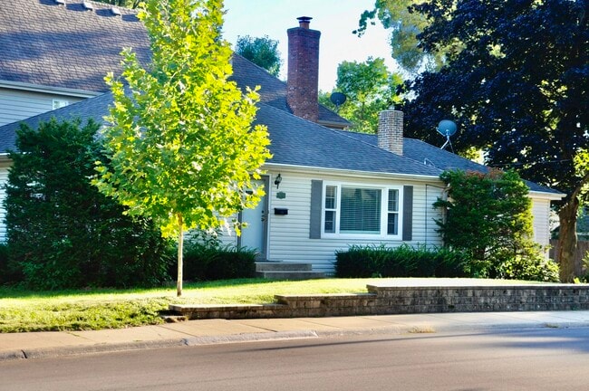 Photo - 110 W 12th Ave