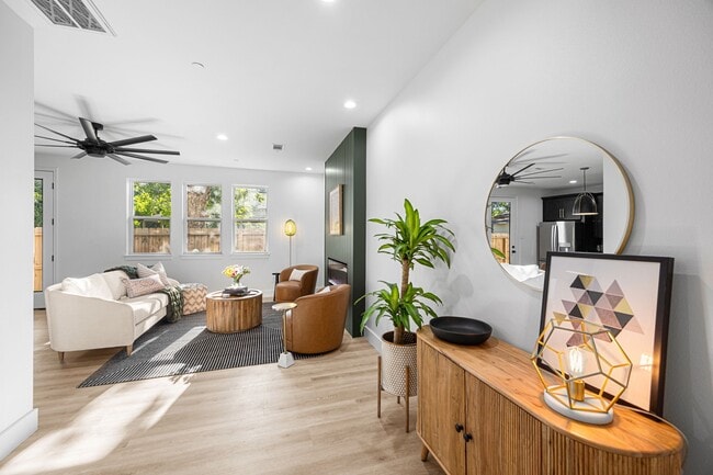 Photo - 4611 Dewberry St