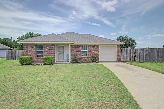 Building Photo - Welcome to this inviting 3-bedroom, 2-bath... Rental