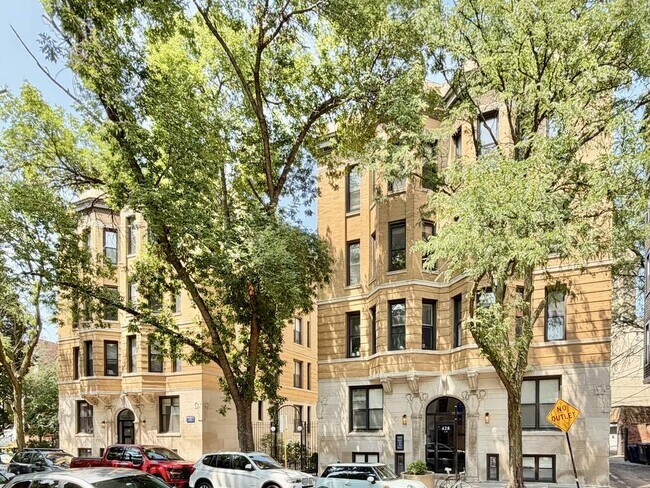 Building Photo - 452 W Belden Ave Unit 1