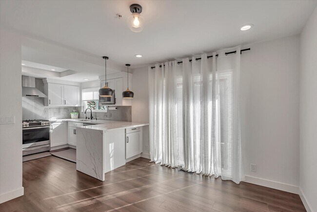 Photo - 102 E Court Ln