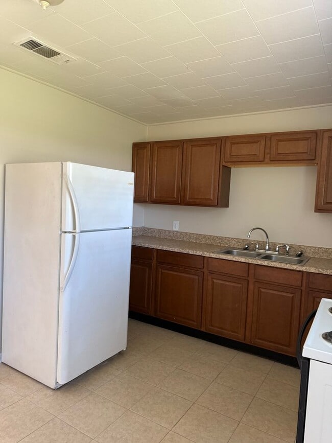 Photo - 2 Bedroom duplex with garage, Washer and Dryer, close to everything!!!!