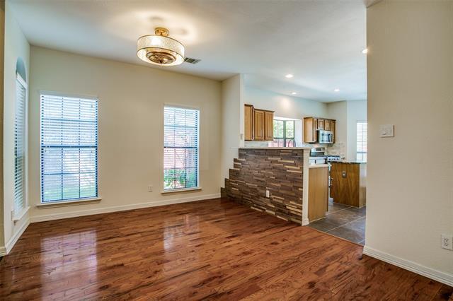 Photo - 824 Woodlake Dr