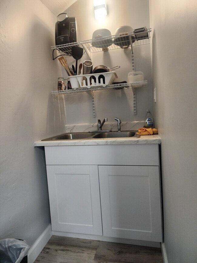 Photo - 1748 Wellesley Ave Unit Back Studio