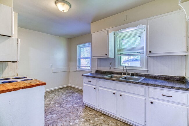 Photo - 170 W Maxlow Ave