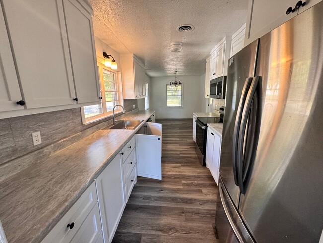 Photo - 4 Bedroom Updated Spacious Home!