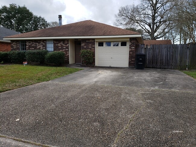 Building Photo - 121 Brentwood Dr