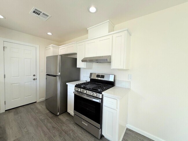 Photo - 1420 Lansing St