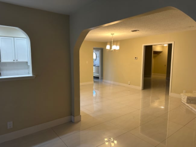 Photo - 704 Mc Dermit St