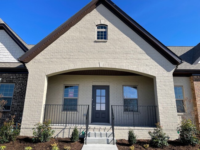 Building Photo - 3 Bedroom Townhome w/ 2 Car Garage