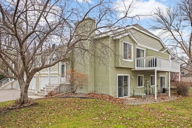 Building Photo - 5635 Sanibel Dr