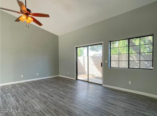 Photo - 1124 E Rose Ln