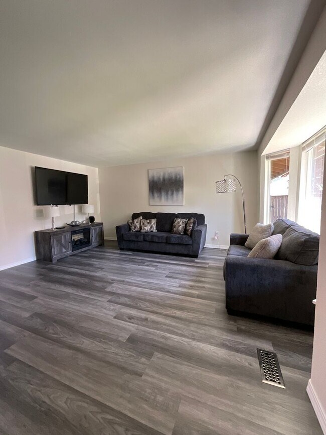 Photo - Charming 3BD/2BA Duplex WITH an Updated Ki...