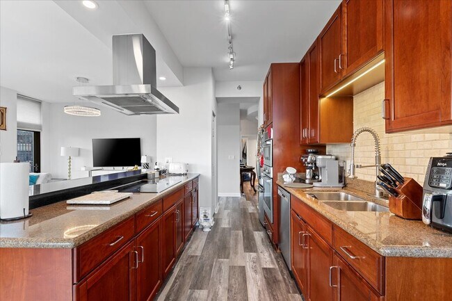 Photo - 1335 S Prairie Ave Unidad 706