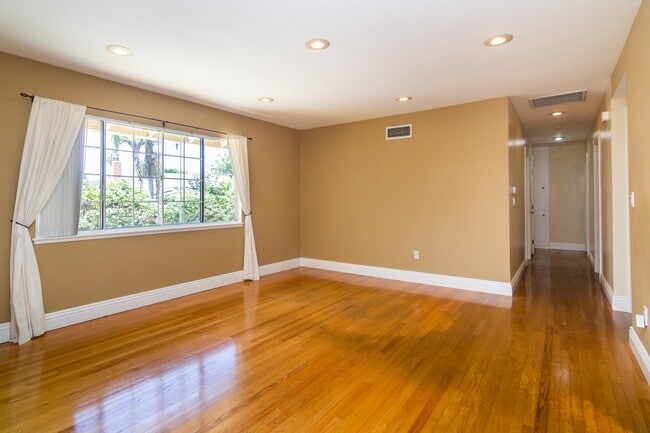 Photo - Lovely Single Story Home in Newbury Park with a Pool!