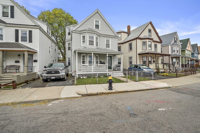 Building Photo - 10 Tolman St Unit 3