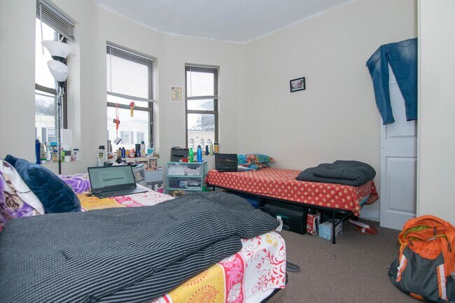 Photo - Mission Hill 3 Bed – High Ceilings – Hot Water Included – Parking Available – 9/1