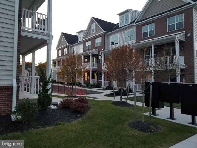 Building Photo - 754 W 2nd St