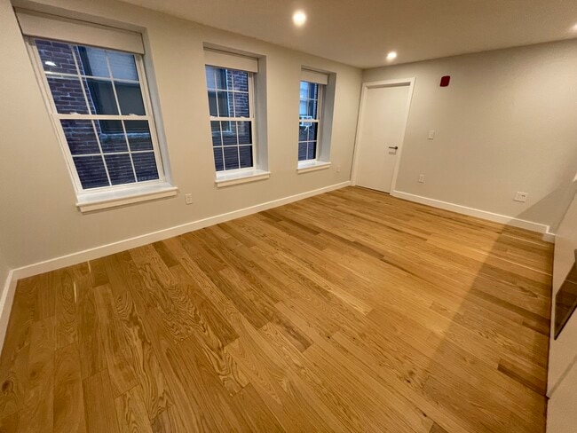 Building Photo - 16 Fleet St Unit 5